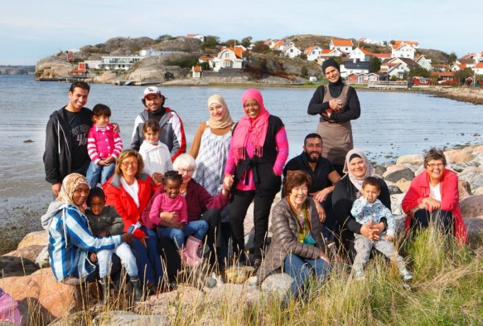 Asylsökande på Orust tillsammans med öborna Gunilla, Barbro, Anita och Lillemor