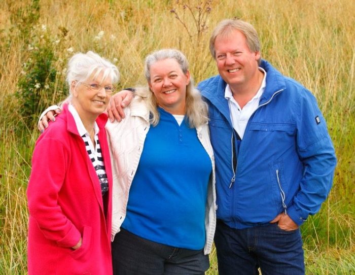 Leslie tillsammans med Tommy och Tommys mor Ingers