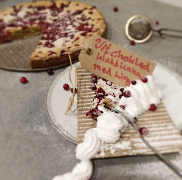 vit-chokladkladdkaka-med-lingon