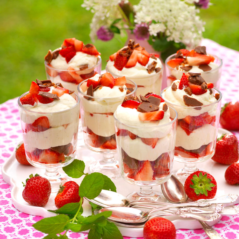 Vaniljmousse med jordgubbar och daim Året Runt