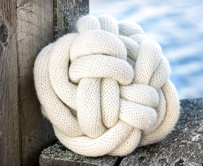 Sticka en trendig knot kudde gratis beskrivning