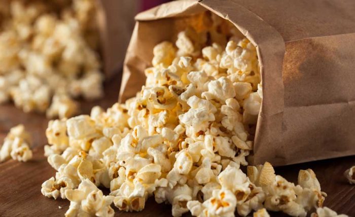 Att poppa popcorn i kastrull sägs vara godare än micropopcorn