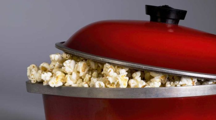 Popcorn är oftast godast med lite salt och smör till.