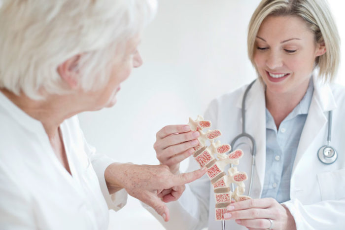 Osteoporos, eller benskörhet, innebär att skelettet försvagas och att man lättare får benbrott.