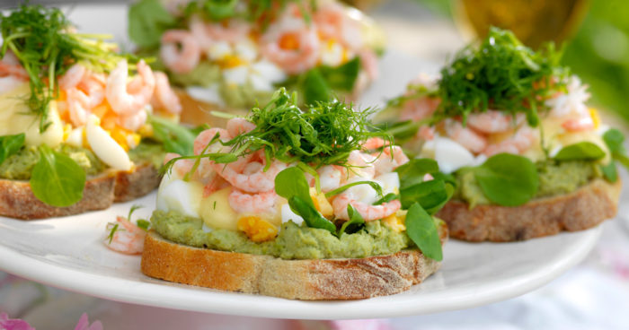 Smörrebröd med räkor och avokado recept