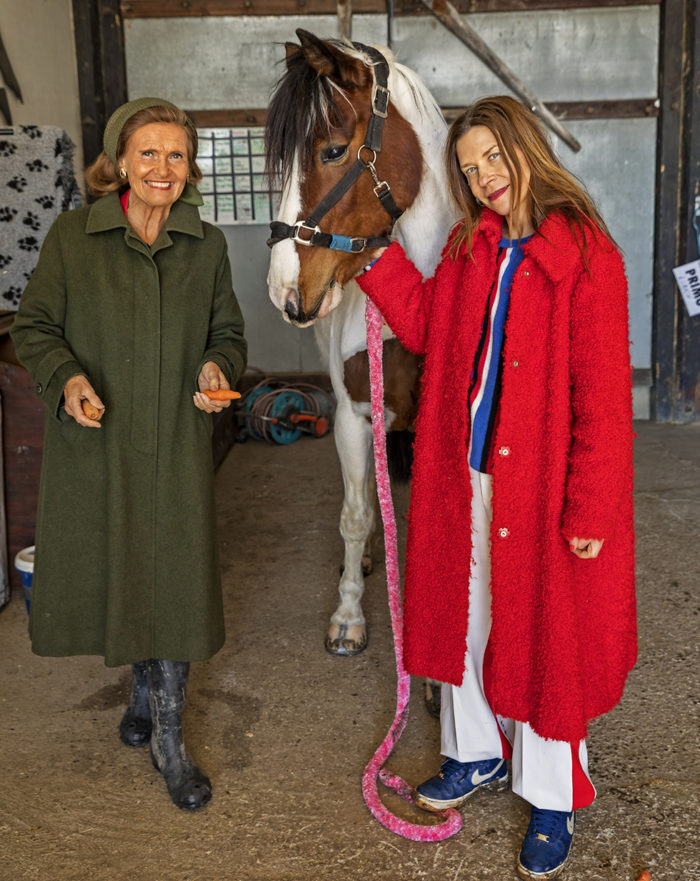 Caroline af Ugglas med sin mamma Yvonne i stallet