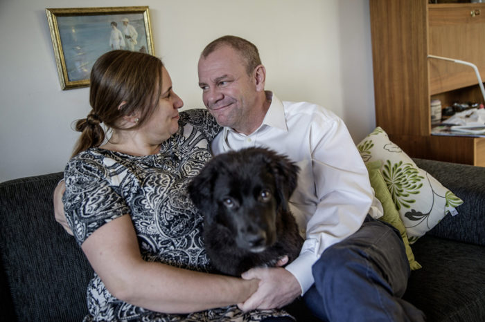 Rikard Palm tillsammans med fästmön Solveig och hunden Gordon 2015.