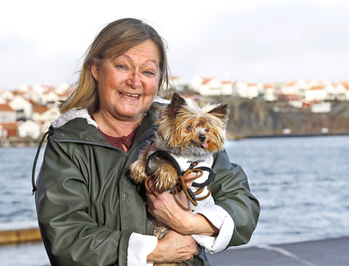 Ann Mellblom ute med sin hund.