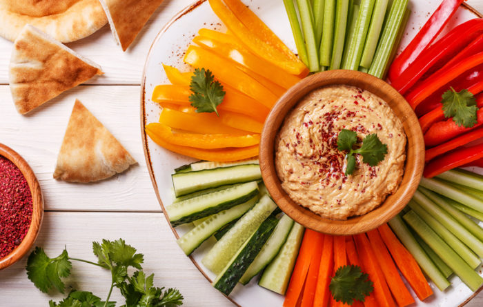 Hummus och färska grönsaker.