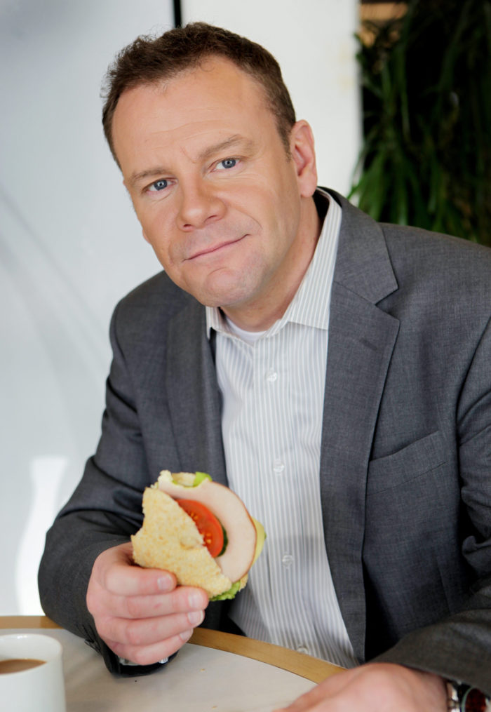 Rikard Palm äter en macka i samband med jobb på SVT.