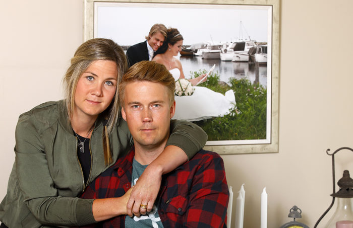 Anneli och Henrik framför bröllopsbilden