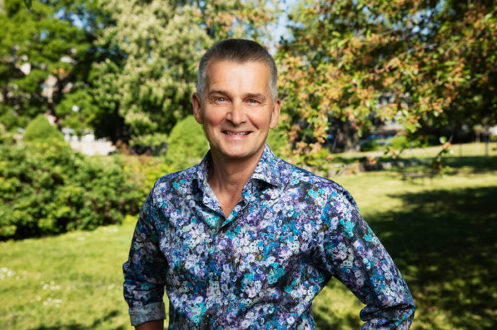 Pekka Heino leder talkshowen Iltapäivä i Sisuradio i Sveriges Radio