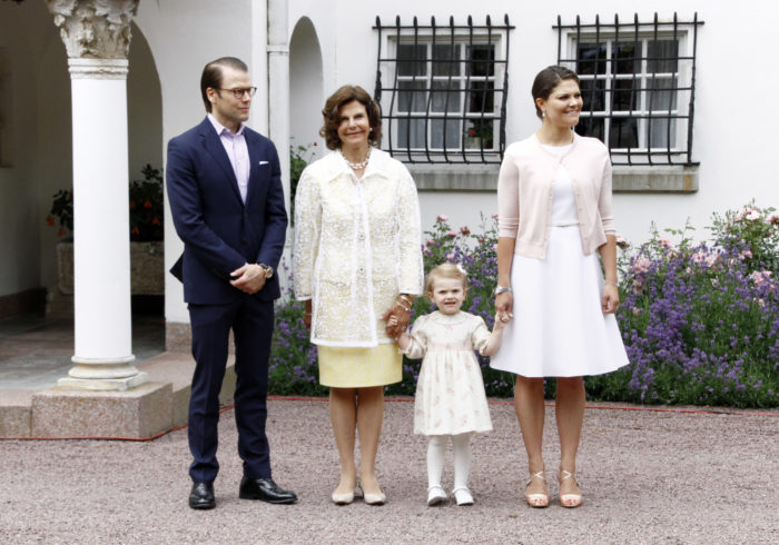 2014 firade kronprinsessan Victoria 37 år. Här utanför Sollidens slott på Öland tillsammans med prinsessan Estelle, prins Daniel och drottning Silvia.