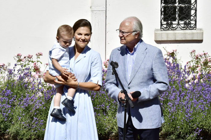 Kronprinsessan Victoria tillsammans med prins Oscar och kung Carl XVI Gustaf på Solliden på Öland 2017.