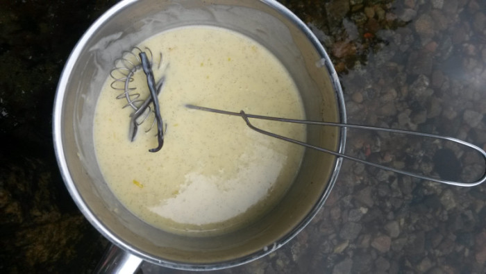 Rör i åttor så blir även mittendelen av kastrullen rörd – den får inte brännas vid. Rör hela tiden Skippa för allt i världen inte citronen – den gav mycket god smal – vi skalade citronen, väl tvättad, och hackade den sedan, det gav en ännu tydligare smak än det riv som står i grundreceptet