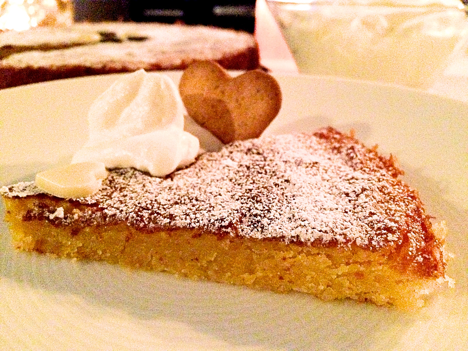 Saffranskladdkaka Med Vit Choklad Mandelmassa